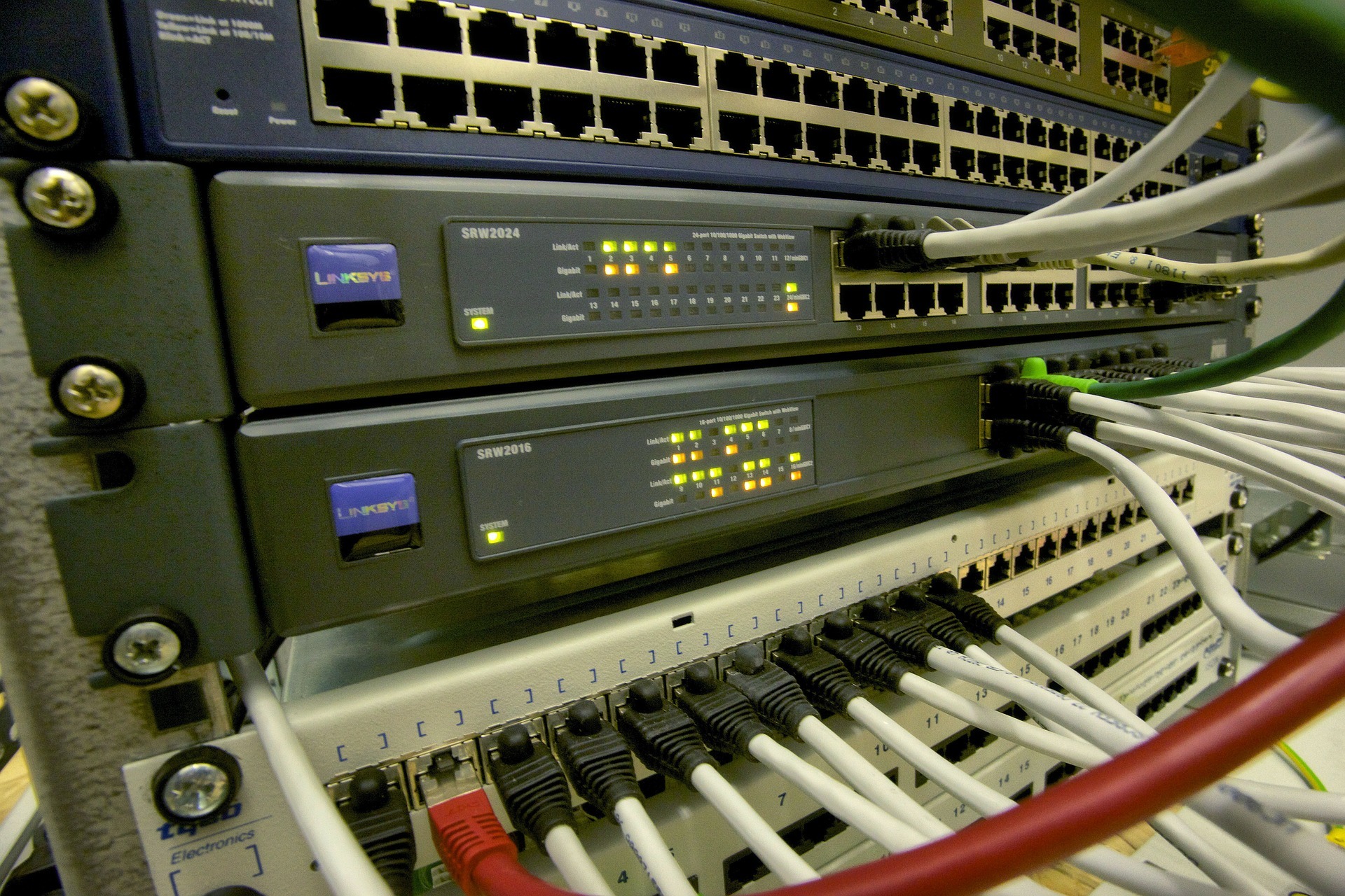 Foto van een router met netwerkkabels